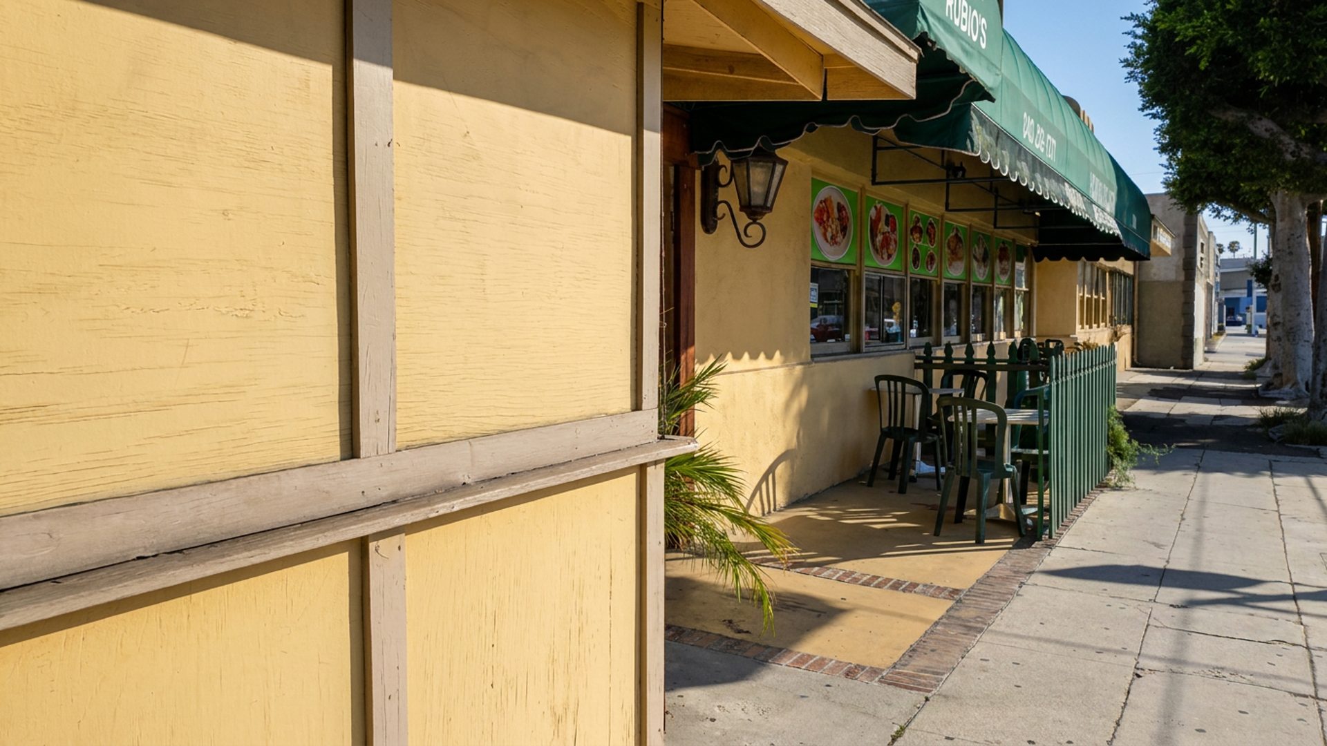 A neighborhood table in Palms